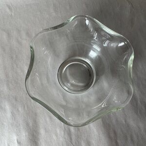 VINTAGE CLEAR GLASS RUFFLED CANDY / DESSERT FLOWER SHAPED BOWL 5.5 IN WIDE